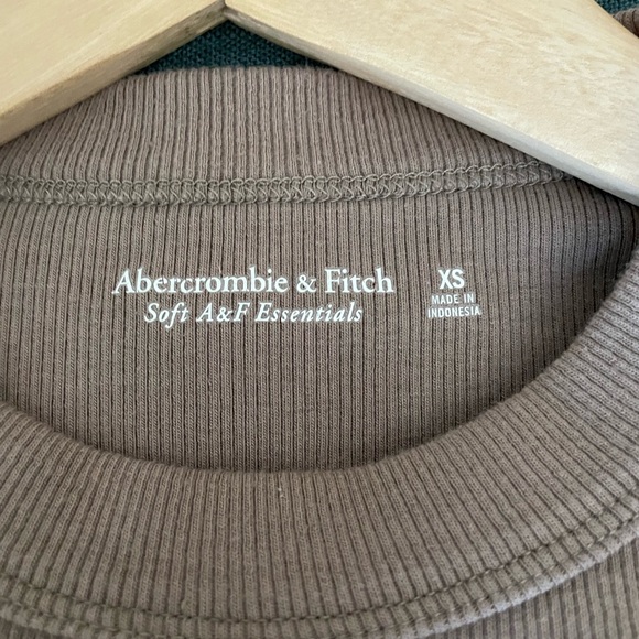 Abercrombie & Fitch “Soft A&F Essentials” ribbed cropped long sleeve - sz XS - Picture 2 of 5